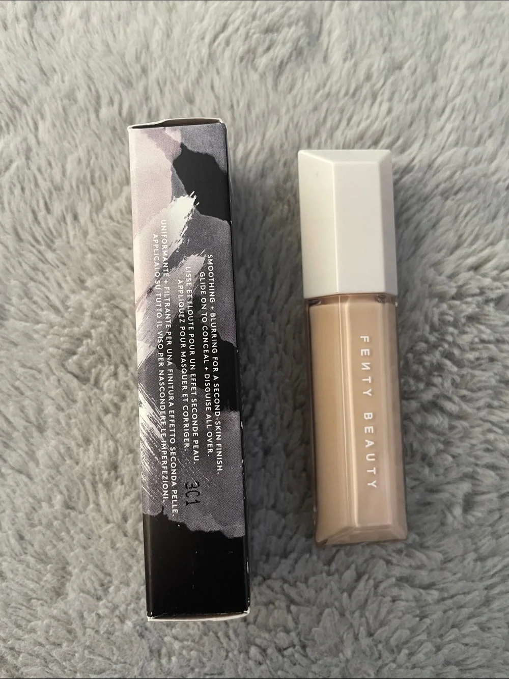 Fenty Beauty Concealer Wand in Light Beige / Cream